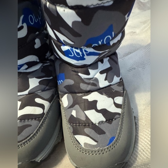 Boys insulated snow boot. Super trendy Camo. Like New. Boys 12.5. - Picture 2 of 8